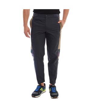 Pantalón tipo jogger de estilo moderno, diseñado con detalles que combinan sofisticación y comodidad. 

Confeccionado en un material texturizado con patrones en relieve, este jogger ofrece un aspecto único y elegante. 

Su corte holgado en la parte superior se ajusta hacia los tobillos, creando un look relajado pero estilizado. 

Cuenta con una cintura elástica en los laterales para mayor comodidad y un cierre frontal de botón a presión y cremallera. 

Dispone de bolsillos laterales funcionales y un bolsillo trasero de ribete que añade practicidad sin sacrificar el diseño. 

Los tobillos elásticos completan el estilo, convirtiendo este jogger en una prenda versátil y perfecta para quienes valoran el
 Composición: Tejido principal: 100% Algodón; Tejido secundario: 72% Poliamida, 28% Poliéster
 Cuidados:
- Lavar a máquina en ciclo suave.
- Utilizar colores similares en el lavado.
- Evitar el uso de blanqueadores.
- Secar a baja temperatura en secadora.
- Planchar a baja temperatura.
- No lavar en seco.