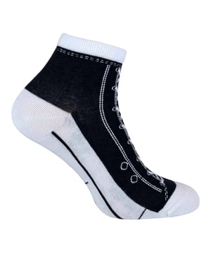 Als je op zoek bent naar sokken die eruit zien als schoenen, dan zijn deze sokken in omgekeerde stijl een stijlvolle grappig keuze die je voeten zal opvrolijken . Ze zijn een geweldige keuze als je wilt dat je voeten door iedereen worden opgemerkt en passen bij de skaterlevensstijl die Converse al die jaren heeft laten zien. Ze zijn gemaakt van zacht aanvoelend katoen en zijn katoenrijk met een katoengehalte van 80%. De bovenkantjes zijn ook zo gebreid dat de bovenkantjes niet zo makkelijk naar beneden vallen. Deze sokken zijn tot in de kleinste details ontworpen, zodat ze er echt uitzien als vetersokken. De stiksels, veters en de hak zijn van een afstand duidelijk zichtbaar. Deze sokken zijn verkrijgbaar in een set van 2 paar en er zijn 3 kleuren om uit te kiezen in deze sokken die op schoenen lijken, klassieke kleuren waaronder rood, lichtblauw en zwart. Er zijn 2 maten om uit te kiezen, waaronder 37-42 EU en 39-45 EU Ze zijn veilig machinewasbaar.