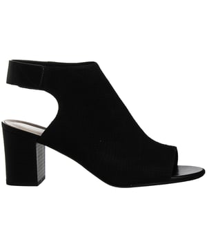 Los zapatos Clarks Deva Bell para mujer en negro son una opción de calzado elegante y versátil para mujer. Clarks es conocida por su calidad y comodidad, y estos zapatos no son una excepción. Aquí tienes una descripción de las principales características:

 Elegante diseño negro:  Estos zapatos vienen en un elegante color negro, ofreciendo un aspecto clásico y versátil que combina bien con una amplia gama de conjuntos. Los zapatos negros son un complemento atemporal para cualquier armario.

 Parte superior de piel de primera calidad:  Fabricados con una parte superior de piel de alta calidad, estos zapatos no sólo tienen un aspecto estupendo, sino que también garantizan durabilidad y longevidad. La piel es suave y cómoda para los pies.

 Puntera abierta:  Los zapatos Deva Bell presentan un diseño de puntera abierta que añade un toque de sofisticación y estilo. Es una gran elección para el tiempo cálido y para presumir de pedicura.

 Correa ajustable al tobillo: Estos zapatos vienen con una correa ajustable al tobillo, que proporciona un ajuste seguro y personalizable. La correa aumenta la comodidad y garantiza que los zapatos se mantengan en su sitio.

 Plantilla acolchada:  Estos zapatos cuentan con una plantilla acolchada que ofrece comodidad y apoyo, lo que le permite usarlos durante largos períodos sin molestias.

 Tacón en bloque resistente: El diseño del tacón en bloque añade altura y estilo, proporcionando un aspecto moderno a la vez que mantiene la estabilidad y la comodidad.

 Suela duradera:  La suela exterior está diseñada para proporcionar una tracción y estabilidad fiables, permitiéndote caminar con confianza sobre diversas superficies.

 Reputación de la marca Clarks:  Clarks es una marca de renombre conocida por su compromiso con la calidad y el confort. Elegir zapatos Clarks significa que estás invirtiendo en un producto fiable.

 Estilo versátil:  Los zapatos Clarks Deva Bell tienen un estilo versátil que puede combinarse con una gran variedad de atuendos, lo que los hace adecuados tanto para ocasiones informales como más formales.