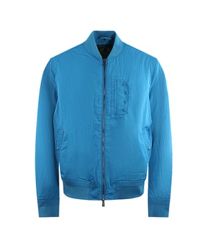 Erleben Sie ultimative Vielseitigkeit und Stil mit der Belstaff Blue Jacket. Mit dieser Jacke konnen Sie muhelos von einem lassigen Tageslook zu einem schicken Abend-Outfit wechseln. Bleiben Sie gemutlich und sehen Sie fantastisch aus mit dieser unverzichtbaren Jacke!, Material: 78 % Polyester, 22 % Polyamid, Fullung: 100 % Polyester, Ripple Shell, wasserabweisend, winddicht, leicht, Markenaufnaher am linken armel, leicht, elastisch, Taille, Hals- und armelenden, Mantel mit Rundhalsausschnitt, gewaschenes Design, Reissverschluss, blaue Jacke, Mantel