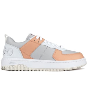 Lleva tu estilo de cancha a nuevas alturas con las HUGO Killian Tenn. Estas frescas zapatillas de deporte de cuero blanco y gris muestran un toque de tono melocotón y vibraciones de inspiración retro. Con parte superior de cuero de primera calidad, plantillas cómodas y acolchadas y suelas de goma atrevidas, estas zapatillas están diseñadas para llamar la atención y mantenerte firme en tus pies. Ponte el HUGO Killian Tenn y mejora tu look casual con un estilo limpio y clásico.