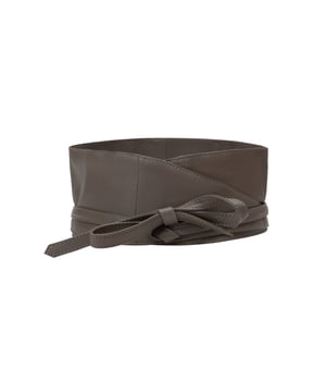 De boterzachte leren riem van DreiMaster Vintage is een statement-ontwerp voor de taille dat je accessoirerepertoire verrijkt. Het leren ontwerp met lusjes wordt meerdere keren om de taille gewikkeld en vastgemaakt met een minimalistische knoop.  Riem