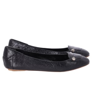 VINTAGE, NP WIE NEU  
Entdecken Sie wahre Eleganz mit den Balenciaga Arena Ballerinas aus schwarzem Leder, einem luxuriösen Paar Schuhe, das Raffinesse und Anmut ausstrahlt. Diese Ballerinas verfügen über ein klassisches, rundes Design, das meisterhaft aus glattem schwarzem Leder gefertigt ist. Die genoppten Akzente verleihen einen Hauch von Edge und heben die gesamte Ästhetik hervor, was diese Ballerinas zu einem zeitlosen Statementstück macht, das mühelos jedes Outfit ergänzt.  

mit Box, Staubbeutel  

Balenciaga Arena Ballerinas aus schwarzem Leder  
Zustand: gut  
Gebrauchsspuren: Inklusive Box. Kleinere Markierungen, leicht gebraucht, aber sehr gut gepflegt. Kleine Markierung an den Sohlen und Falten, leichte Kratzer an den Sohlen und Fersen.  
Verpackung: Box, Staubbeutel  
Farbe: schwarz  
Material: Leder | Leder  
Größe: EU36/US6  
Maße: Innensohlenlänge: 220  
SKU: BADOFRSH376313W  