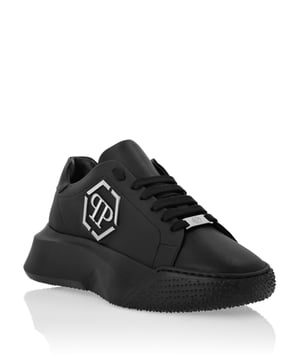 Die Godzilla Runner sind aus weichem Leder und Tarnstoff gefertigt. Passende Schnürsenkel. Gepolsterte Säume. PP Hexagon ist auf dem äußeren Viertel angebracht. Rutschfeste Gummilaufsohle und stark dämpfende Materialzwischensohle. Innenfutter und herausnehmbare Einlegesohle.