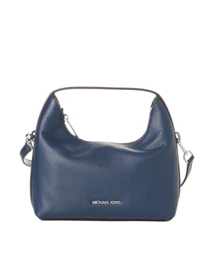 Michael Kors Hobo-Tasche mit elegantem und anspruchsvollem Design, perfekt für Frauen, die Stil und Funktionalität in ihrem täglichen Leben suchen.

 Eigenschaften:

 - Kompaktes Design im Hobo-Stil mit genarbtem Lederfinish, ideal als Damentasche.
 - Reißverschluss oben, um Ihre Sachen sicher aufzubewahren.
 - Organisierter Innenraum mit 1 offenen Tasche, was diese MK-Tasche praktisch macht.
 - Fester Tragegriff oben zum bequemen Tragen über der Schulter als elegante Damentasche.
 - Innenfutter.
 - Der lange verstellbare und abnehmbare Riemen macht sie zu einer vielseitigen und modernen Damen-Umhängetasche.
 - Metalllogo der Marke auf der Vorderseite, das dieser Damentasche eine exklusive Note verleiht.
 - Silbermetallic-Details, die das minimalistische und raffinierte Design ergänzen.

 Diese Hobo-Tasche für Damen von Michael Kors ist die perfekte Kombination aus Stil und Funktion. Eine elegante Tasche für Damen, ideal für den täglichen Gebrauch, die sich mit einem raffinierten und modernen Touch an jeden Anlass anpasst.
 Maßnahmen: 22x9x16cm
 Komposition: 100 % Leder
 Pflege:
- Mit einem weichen, leicht feuchten Tuch reinigen.
 - Vermeiden Sie längeren Kontakt mit Wasser, Parfüm oder Chemikalien.
 - Vermeiden Sie direkte und längere Sonneneinstrahlung oder Wärmequellen.