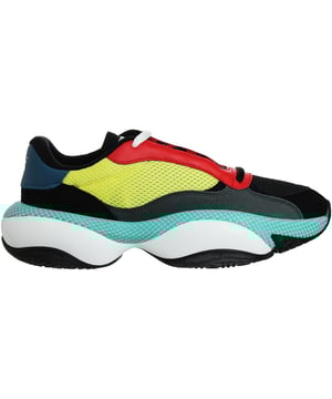 Puma Alteration Kurve Heren Multicoloured Trainers, een gedurfde en dynamische schoenoptie die Puma's toewijding aan innovatie en cutting-edge design laat zien. Deze sportschoenen hebben een unieke en opvallende look waarmee je je onderscheidt van de massa. Laten we eens kijken naar de belangrijkste kenmerken van deze opvallende en comfortabele schoenen:

 Futuristisch ontwerp:  De Puma Alteration Kurve sportschoenen hebben een futuristisch en avant-gardistisch ontwerp dat de aandacht trekt. Het veelkleurige bovenwerk combineert verschillende tinten en creëert zo een artistiek en dynamisch uiterlijk dat een fashion-forward randje toevoegt aan elke outfit.

 Bovenwerk van textiel met overlays:  Gemaakt van een mix van textiel en synthetische overlays, bieden de sportschoenen een comfortabele en flexibele pasvorm en essentiële ondersteuning en structuur voor de voet.

 Asymmetrisch vetersysteem:  De schoen heeft een asymmetrisch vetersysteem dat de moderne esthetiek versterkt en zorgt voor een goede en persoonlijke pasvorm.

 Puma Formstrip Detailing:  De iconische Puma Formstrip staat op de zijkanten en vertegenwoordigt de nalatenschap en erkenning van het merk in de wereld van sport en streetwear.

 Gewatteerde kraag en tong:  Om de hele dag comfort te bieden, zijn de Puma Alteration Kurve sportschoenen voorzien van een gewatteerde kraag en tong, die wrijving verminderen en extra ondersteuning bieden rond de enkel.

 Lichtgewicht tussenzool:  De sportschoenen zijn uitgerust met een lichtgewicht tussenzool die demping en schokabsorptie biedt en zorgt voor een soepele en comfortabele rit bij elke stap.

 Treklipje:  Een handig treklipje bij de hiel zorgt voor gemakkelijk aan- en uittrekken, voor gemak tijdens drukke dagen.

 Uniek ontwerp buitenzool:  De buitenzool van de Alteration Kurve trainers heeft een opvallend patroon dat niet alleen bijdraagt aan de algehele esthetiek, maar ook zorgt voor betrouwbare tractie en grip op verschillende ondergronden.