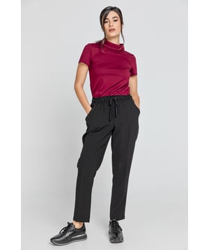 Pantalón tapered negro en tejido crepé. Cinturilla elástica y lazos que se abrochan en la parte delantera. Dos bolsillos en la parte delantera. Nuestro modelo mide 176 cm y lleva la talla 36/S. Medidas para la talla 36/S (en cm): Cintura-30, Parte inferior-47, Largo del cuerpo (interior/exterior)-71/91. Los accesorios no están incluidos. 92%poliéster-8%elastán