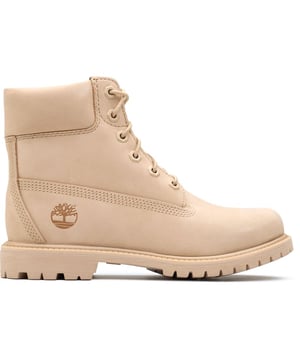 Der ikonische Timberland 6 Inch Boot besticht durch seine robuste Gummisohle und sein Obermaterial aus Nubukleder. Diese klassische Schnürstiefelette wurde für den modebewussten Outdoor-Entdecker entworfen und verfügt über hochwertige Materialien, geschmeidiges Nubukleder, sechseckige Metallösen und robuste Gummisohlen, um jedes Terrain zu durchqueren. Mit unschlagbarem Komfort und dem neuesten einfarbigen Stil sind diese Stiefel bereit für jedes Abenteuer. Verpassen Sie nicht Ihre Chance, dieses legendäre Schuhmodell zu besitzen.