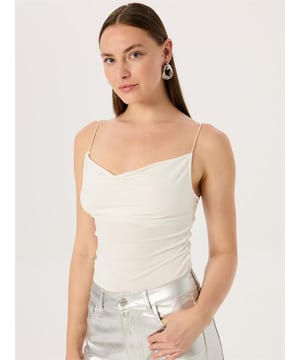 German Translation:Flexibles, dünnes elastisches Schulterband, Wickeloptik, tief ausgeschnittener Ausschnitt, passender Druckknopf-Bodysuit für den täglichen oder abendlichen Look. Material: Hergestellt aus Stoff mit 95% Polyester und 5% Elastan. Maße des Models: Sie trägt Größe S,