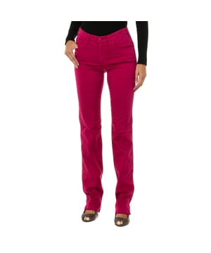 Lange broek.
 Tailleband met riemlussen.
 Rits- en knoopsluiting aan de voorkant.
 Twee zakken aan de voorkant en minizakje.
 Twee zakken op de achterkant met het metalen logo.
 Elastische stof.
 Naden in toon zichtbaar.
 Samenstelling: 78% Lyocell, 20% Katoen, 2% Elastaan
 Onderhoud:
Maximaal wassen op 30ºC.
 - Strijken op gemiddelde temperatuur, max. 110ºC.
 - Je kunt een droger gebruiken.
 - Geen bleekmiddel gebruiken.
 - Kan niet chemisch gereinigd worden.