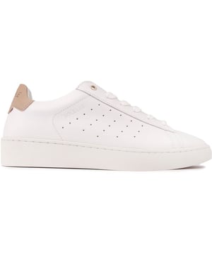 La zapatilla SOLE Lab Zinc es una zapatilla de cancha elegante y cómoda, perfecta para el uso diario. Con una parte superior de cuero blanco suave con un detalle de marca en el talón, forro de cuero y plantilla de cuero y sutiles detalles de perforaciones en el costado, estos zapatos deportivos para mujer son ideales para completar tus looks elegantes e informales y tus atuendos urbanos.