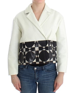 Marca: Andrea Pompilio  
Condición: Nuevo con etiquetas  
Estilo: Chaqueta de piel corta  
Cierre: Botones a presión  
Color: Blanco y negro  
Material: 100% Piel  
Género: Mujeres  
Material: 100% Piel