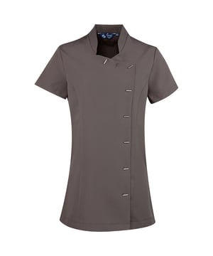 100% Polyester. Gewebe: Leinenbindung. Design: Unifarben. Asymmetrisch. Stabförmige Knöpfe, Falte in der Rückenmitte, Gerundete Nähte, Seitliche Schlitze. GSM (Gramm pro Quadratmeter): 185. Nachhaltigkeit: Amfori-Freigabe, BSCI, Oeko-Tex Standard 100 zertifiziert, REACH, Sedex. Stehkragen. Kurzärmlig.