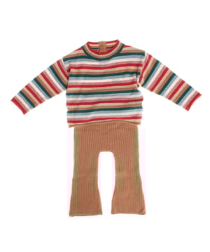 Babyset bestaande uit een trui met lange mouwen en een bijpassende broek.

 De trui is gemaakt van een zachte en comfortabele stof, heeft een geribde ronde hals zodat je hem gemakkelijk kunt verstellen en heeft een knoopsluiting aan de achterkant, zodat je hem gemakkelijk aan en uit kunt trekken.

 De broek, ook gemaakt van zacht en soepel materiaal, heeft een geribbeld ontwerp dat zorgt voor comfort en een goede pasvorm zonder de baby te beperken in zijn bewegingen.

 Deze set is perfect om de allerkleinsten warm en comfortabel te houden, terwijl hij er schattig en praktisch uitziet om elke dag te dragen.
 Samenstelling: Jersey: 53% Katoen, 47% Nylon; Broekje: 53% Katoen, 47% Nylon.
 Onderhoud:
- Machinewas koud, zachtjes centrifugeren.
 - Gebruik milde wasmiddelen.
 - Gebruik droger op lage temperatuur.
 - Strijken op lage temperatuur.
 - Niet chemisch reinigen.