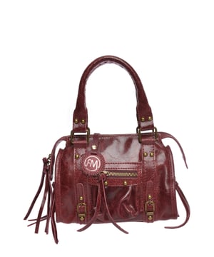 Crossbody tas
100% rundleer
Ritssluiting aan de bovenkant
Ritsvak aan de voorkant
Afmetingen : 18x22,5x9 cm
Handvat: 2x32 cm
Schouderriem: 110 cm verstelbaar