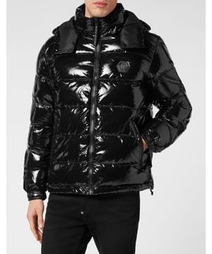 Hoogglanzende nylon bomber met dons en capuchon. Het kledingstuk is volledig gewatteerd. Een saffiaanleren patch met de PP Hexagon is op de linkerborst genaaid. Ritssluiting en twee steekzakken met rits. Manchetten met drukknopen. Koord onderaan de zoom. Zachte voering.