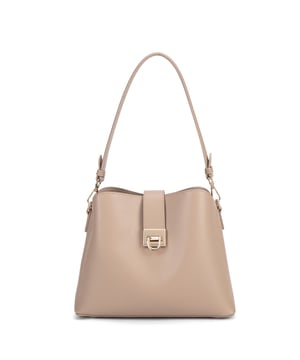 Bolso bandolera para mujer. El cierre es con giro. Los bolsillos internos son uno con cremallera y otro abierto. Los bolsillos externos están ausentes. La correa para el hombro es ajustable y extraíble. El mango está fabricado en PU. Hay tres compartimentos internos. El material exterior es Cuero Vegano/Pu. Internamente no está forrado. Medidas: 29x22x10,5 cm. Producto de moda