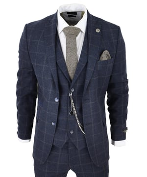 Scherp, stijlvol en verfijnd, maak indruk met dit premium 3-delige donkerblauwe tweedpak, dat een slim fit snit heeft, met een strakkere pasvorm over de borst en nauwere op maat gemaakte broeken. De twee-knoop jas valt prachtig en heeft een half canvas constructie die zich meer naar jouw lichaam vormt naarmate je het vaker draagt. Contrasterende klepzakken, knoopmanchetten en een enkele achteropening geven het pak een klassieke touch van verfijning. Een bijpassende tweed gilet completeert het 3-delige pak met een enkelvoudige stijlnederlaag met klassieke op maat gemaakte zakken en een verstelbare achterkant om ervoor te zorgen dat je jouw ideale pasvorm kunt creëren. Het pak is tijdloos en tegelijkertijd modern, zodat je er de hele dag op je best uitziet. Combineer het met een bijpassende gilet, een wit shirt en schoenen voor een nette afwerking. Perfect voor elke slimme formele traditionele vintage retro themagelegenheid, zoals bruiloften, prom of feesten! Tailored Fit (tussen Slim & Regular) Veel meer stijlen en kleuren beschikbaar in de winkel!