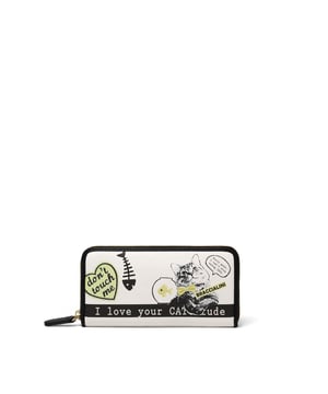 Cartera de mujer. El cierre es con cremallera. Los bolsillos internos tienen tarjeteros y uno con cremallera. Los bolsillos externos están ausentes. Falta la correa para el hombro. Falta el mango. Hay un compartimento interno. El material exterior es 50% poliéster, 50% poliuretano. Internamente es 100% Poliuretano. Medidas: 18,5x10,5x3 cm. Hecho en Italia