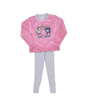 Winter pajamas.
 Long-sleeved T-shirt with tufted finish.
 Slightly V-neck, with ribbed finish.
 Original brand print on the front.
 Long pants.
 Elastic waistband.
 Seams seen in tone.
 Composition: T-shirt: 80% Cotton, 20% Polyester; Pants: 84% Cotton, 11% Polyester, 5% Elastane
 Care:
Care:
 - Machine wash maximum 30ºC.
 - Do not use bleach.
 - Do not iron.
 - Do not dry clean.
 - Do not use dryer.