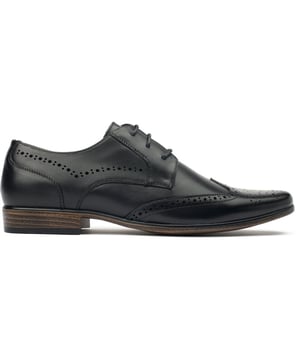 Zapatos negros para hombre Logan de Soletrader, fabricados en piel y suela de pvc. Presentan detalle brogue y parte superior de piel.