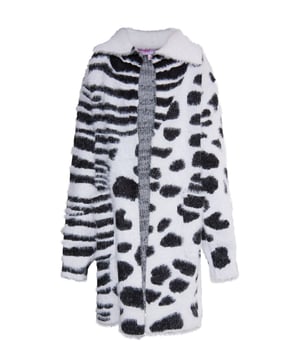 Mit einem wilden Mix aus Leo und Zebra gehst Du mit der myMo KIDS Strickjacke auf Herbst-Winter-Safari. Der weiche, gebürstete Strick trägt sich super angenehm und lässt sich ganz einfach mit Jeans kombinieren. Der lockere, offene Fit mit Kragen wird garantiert der Favorit im Kleiderschrank.  Strickcardigan