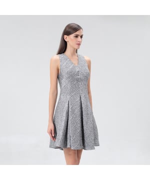 Alles is in deze jurk gedacht om je silhouet te benadrukken met glamour en elegantie. Aangepaste buste, aantrekkelijke V -halslijn maar redelijke en wijd uitlopende rok dankzij grote holle plooien. Gesloten met een metalen rits in de achterkant, volledig bekleed met satijnen stof. Een zilveren jacquard fancy stof met gevlochten effecttextuur. Een cocktailkamer om te exposeren tijdens uw volgende gala of avond.

Productdetails:
Vorm: gesneden te passen
Lengte: 101 cm, boven de knie
Zonder mouwen
V halslijn
Onzichtbare rits aan de zijkant