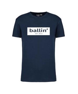 Camiseta de hombre de la marca Ballin Est. 2013. Las camisetas de Ballin Est. 2013 están hechas de algodón 100% orgánico, y tienen un corte regular. El suave algodón proporciona una gran comodidad.  Nombre del modelo: Cut Out Logo ShirtCategoría: camiseta de hombreMateriales: algodón orgánicoColor: azul