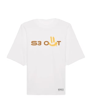 T-shirt oversized wit

 Zeg vaarwel tegen onnodige zorgen met deze collectie classy urban kleding om tot rust te komen en te doen wat je het liefste doet en dat moment van mentale ontkoppeling te hebben en te genieten van het moment, het nu. Ons T-shirt is voor 100% gemaakt van biologisch katoen, wat betekent dat je er niet alleen cool en oneerbiedig uitziet, maar ook zorg draagt voor het milieu.

 Maak deel uit van de nieuwe #StressOut revolutie

 Kenmerken:

 T-shirt
 Uitgezakte schouders
 Kraag met brede 1x1 ribboorden, één steek
 Biais aan de binnenkant van de kraag
 Brede dubbele steek op manchetten en zoom
 Oversized snit
 Wijde ronde hals


 Samenstelling:
 100% gesponnen en gekamd organisch katoen
 Gewicht 200
 Samenstelling: 100% gesponnen en gekamd organisch katoen
 Onderhoud:
Wassen op maximum temperatuur 30º.
 Strijken op lage temperatuur.
 Je kunt een droger gebruiken.
 Geen bleekmiddel gebruiken.
