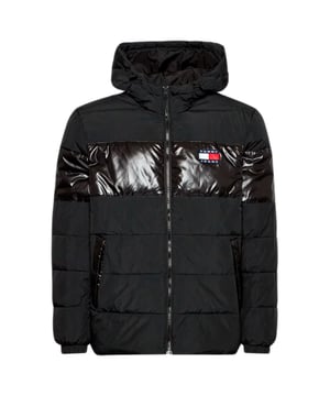 Doudoune Tommy Jeans Classic Flag Logo Herren Schwarz Synthetisch. Authentisches Kleidungsstück der Marke Tommy Jeans - Streetwear/Sportswear Design von Tommy Jeans - Tommy Jeans für Herren, modisch und perfekt für den Alltag - Die schwarze Doudoune von Tommy Jeans lässt sich hervorragend mit dem Rest Ihrer Garderobe kombinieren - bequemer Synthetikstoff - klassisch - Classic Flag Logo -