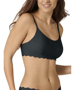 Este sujetador top de Sloggi forma parte de la popular gama Zero Feel, por lo que podemos garantizarte una prenda cómoda. 

Detalles.

- Sin costuras, diseño invisible bajo la ropa.
- Acabado ondulado.
- Sin aros.
- Copas moldeadas extraíbles.
- Tirantes finos ajustables.

Perfecto para quienes valoran la comodidad sin comprometer el soporte y buscan un diseño moderno y discreto que se adapte a su rutina diaria.
 Composición: 70% Poliamida, 30% Elastano
 Cuidados:
- Lavar en máquina hasta 40ºC.
- No usar blanqueadores.
- No secar en secadora.
- No planchar.