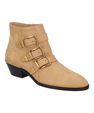 Die Susanna Stiefeletten verkörpern perfekt die Rock 'n' Roll-Attitüde des Chloé Mädchens. Der glänzende Finish des glatten und geschmeidigen Nappa-Schaffell verleiht Femininität und ergänzt den Glamour der Vintage-Schnallen und der emblematischen Nieten. Die verlängerte Zehenform, der kubanische Absatz und die dicke Sohle lassen sich von einem Cowboy-Design inspirieren und schaffen einen auffälligen Absatzstiefel.  
Chloé Frauen Susanna Stiefeletten aus beigem Leder  
Farbe: beige  
Material: Leder  
Zustand: neu mit Etikett  
Größe: EU37  
Abnutzungsspuren: Nein  
SKU: 149045 / CHC16A1347526F / CHC16A1347526F_37