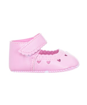 Soepele babyschoentjes.
 Buitenkant van polyleer.
 Enkelbandje met klittenbandsluiting aan de zijkant.
 Hartmotief op de voorkant.
 Zachte textiel binnenkant.
 Microvezel zool.
 Naden in toon zichtbaar.
 Samenstelling: Buitenkant: Polyleer; Binnenkant: Textiel; Zool: Textiel
 Onderhoud:
Reinigen met een natte doek.