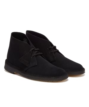 De Desert Trek schoenen van Clarks werden voor het eerst geïntroduceerd in de jaren 1970 en zijn voorzien van een contrasterend accent op de hiel en een centrale stootnaad. De schoenen zijn gemaakt van hoogwaardige materialen, hebben een vetersluiting en een contrasterende crêpezool.