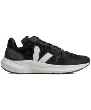 Las zapatillas de Veja son sostenibles. ético y respetuoso con el medio ambiente. La silueta vegana Marlin presenta una parte superior de tejido tejido transpirable. la legendaria firma en V grande en el lateral y forro 100% poliéster reciclado. El ligero. La suela exterior estriada de este zapato negro para correr proporciona un agarre excepcional y una zancada neutral.