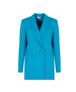 Gracias a su diseño simple, la chaqueta resalta perfectamente la silueta, añadiendo elegancia y confianza en sí mismo en cualquier situación.

Su construcción de doble botonadura proporciona un look clásico y elegante, que funciona bien tanto en ocasiones formales como en las menos oficiales.

El práctico cierre de botones permite ponerla y quitarla fácil y rápidamente, manteniendo así un aspecto pulcro y ordenado.

El detalle de marca en el cuello es un signo distintivo que resalta la exclusividad y alta calidad del producto, además de añadirle un carácter único.

Confeccionada con tela de alta calidad, la chaqueta ofrece una comodidad excepcional, durabilidad y resistencia a las arrugas, lo que hace que se vea impecable todo el día.

Producida en Italia, esta chaqueta combina la tradición del artesanado italiano con el diseño moderno, garantizando el más alto estándar de fabricación y un estilo excepcional.