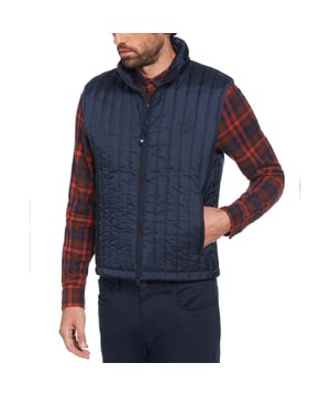 Upgrade je bovenkleding met dit milieuvriendelijke Original Penguin herenvest, ontworpen voor warmte en stijl. Gemaakt van 100% gerecycled polyester gemaakt van plastic flessen combineert dit slanke slim fit vest duurzaamheid met mode. De effen geweven stof zorgt voor een verbeterde duurzaamheid, terwijl de volledige rits zorgt voor gemakkelijk dragen en gelaagdheid. Een geraffineerd verticaal kanaalontwerp maakt de look compleet.