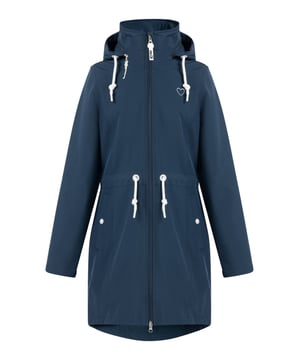 keine Füllung  Im sportlichen Design präsentiert myMo ATHLSR den funktionalen Softshellmantel. Mit seiner angenehmen Länge und der weichen Micro-Fleece-Innenseite ist er perfekt für den Übergang. Das atmungsaktive sowie wind- und wasserdichte Material schützt zuverlässig und kann mit einer Taillenkordel zusätzlich auf die Figur gezogen werden. Besonders hervorzuheben sind die zwei praktischen Eingrifftaschen und die vielen liebevoll durchdachten Details wie geprägte Ösen, Kordelstopper und die Stickerei in Herzform auf der Brust. Ein hoher Stehkragen hält nicht nur den Hals warm, sondern bietet auch Platz für eine Kapuze, die dank Reißverschluss in den hohen Kragen problemlos integriert werden kann.  Softshell-Mantel