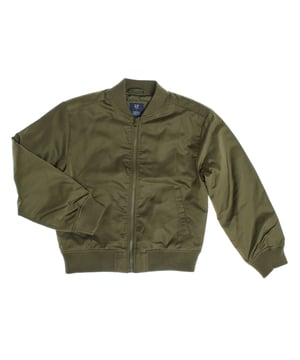 Chaqueta tipo bomber para niño de GAP, ideal para un estilo casual y moderno. 

Confeccionada en un tejido resistente, cuenta con cierre frontal de cremallera, cuello redondo acanalado y acabados de canalé en los puños y el dobladillo, que aseguran un ajuste cómodo y mantienen el calor. 

Dispone de bolsillos laterales inclinados para mayor practicidad y un toque funcional. 

Esta bomber es versátil y fácil de combinar, perfecta para añadir un estilo urbano y abrigado a los looks diarios de los niños.
 Composición: Exterior: 100% Poliéster, Interior: 100% Poliéster; Relleno: 100% Poliéster
 Cuidados:
- Lavar a máquina en agua fría  y ciclo delicado.
- Usar detergentes suaves.
- Usar secadora a baja temperatura.
- Planchar a bajas temperaturas.
- No lavar en seco.