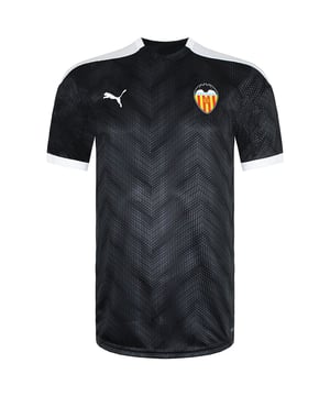 La camiseta Puma DryCell VCF Black Stadium para hombre es una prenda deportiva elegante y orientada al rendimiento diseñada para los aficionados del Valencia CF (VCF). Puma es conocida por su ropa deportiva innovadora, y esta camiseta combina comodidad y estilo.

Características principales:

 Color negro: La camiseta presenta un color negro clásico que es versátil y fácil de combinar con otras prendas deportivas o ropa informal.

 Logo del Valencia CF:  El logotipo oficial del club Valencia CF suele aparecer en la camiseta, lo que permite a los aficionados representar con orgullo a su equipo de fútbol favorito.

 Tecnología DryCell:  La tecnología DryCell de Puma está incorporada en el tejido, evacuando la humedad del cuerpo para mantenerte seco y cómodo durante las actividades físicas.

 Construcción duradera:  Esta camiseta está fabricada con materiales de alta calidad diseñados para soportar las exigencias del deporte y la actividad física.

 Mangas cortas:  Con mangas cortas, la camiseta es ideal para partidos deportivos, sesiones de entrenamiento o ropa informal durante el tiempo más cálido.

 Diseño transpirable:  El tejido está diseñado para ser transpirable, proporcionando un buen flujo de aire para ayudar a regular su temperatura corporal durante la actividad física intensa.

 Estilo versátil:  Aunque es perfecta para llevarla a los partidos o entrenamientos del Valencia CF, el diseño de esta camiseta es lo suficientemente versátil como para combinarla con vaqueros, pantalones cortos o pantalones deportivos para ocasiones informales.

Ya estés animando al Valencia CF desde el estadio, entrenando en el campo o simplemente quieras mostrar tu apoyo al club, la camiseta Puma DryCell VCF Black Stadium para hombre es una gran elección. Combina estilo y rendimiento, permitiéndote representar con orgullo a tu equipo de fútbol favorito mientras te mantienes cómodo y seco durante las actividades físicas.