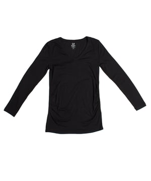 Esta camiseta premamá de manga larga está diseñada para ofrecer comodidad y estilo durante el embarazo. 

Con un corte ajustado que se adapta a la forma del cuerpo en crecimiento, proporciona una silueta favorecedora sin sacrificar confort. 

El escote en V le da un toque moderno y elegante, mientras que las mangas largas la hacen ideal para usar en climas más frescos o como capa base. 

Fabricada en un tejido elástico y suave, esta camiseta es perfecta para el uso diario, brindando la flexibilidad necesaria para las diferentes etapas del embarazo.
 Composición: 50% Algodón, 47% Modal, 3% Elastano
 Cuidados:
- Lavar a máquina con agua fría.
- Utilizar colores similares en el lavado.
- Evitar el uso de blanqueadores.
- Secar a baja temperatura en secadora.
- Planchar a baja temperatura.
- No lavar en seco.