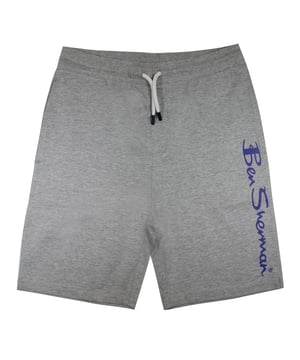 Koop een paar jersey shorts van Ben Sherman voor de ultieme relaxte stijl. Gemaakt van superzacht katoen jersey, deze heren jogger-stijl shorts zijn voorzien van een trekkoord in de taille, steekzakken en ons iconische script logo. Ben Sherman, het originele Mod heritage mannenmerk - est. 1963.