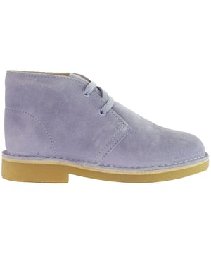 Maak kennis met de Clarks Desert Kids Blue Boots â€" een stijlvol en comfortabel schoeisel ontworpen om je kleintje vol vertrouwen te laten stappen. Gemaakt met dezelfde aandacht voor detail en kwaliteit die het merk Clarks definieert, zijn deze laarzen een perfecte mix van mode en functionaliteit voor de jongere generatie.

Belangrijkste kenmerken:

 Charmante blauwe tint:  De Desert Kids Blue Boots hebben een prachtige blauwe kleur die een speelse touch toevoegt aan de garderobe van je kind. De levendige tint is niet alleen on-trend, maar past ook gemakkelijk bij verschillende outfits, waardoor deze laarzen een veelzijdige keuze zijn voor elke gelegenheid.

 Tijdloos ontwerp woestijnlaars:   Deze kinderlaarzen zijn geïnspireerd op het iconische silhouet van de Clarks Desert Boot en hebben een tijdloos design dat trends overstijgt. De klassieke vorm en structuur zorgen voor een look die zowel stijlvol als duurzaam is, waardoor ze een betrouwbare keuze zijn voor elke jonge trendsetter.

 Duurzaam suède bovenwerk:   Deze laarzen zijn gemaakt van suède van hoge kwaliteit om de actieve levensstijl van kinderen te weerstaan. Het duurzame materiaal voegt niet alleen een vleugje luxe toe, maar zorgt er ook voor dat ze lang meegaan, waardoor ze geschikt zijn voor dagelijkse avonturen.

 Comfortabele binnenzool:   Clarks geeft prioriteit aan comfort, zelfs voor de allerkleinsten. De Desert Kids Boots hebben een dempende binnenzool die ondersteuning en comfort biedt bij elke stap. Of ze nu op de speelplaats rondrennen of naar school gaan, deze laarzen houden kleine voetjes de hele dag tevreden.

 Veilige Sluiting: De laarzen zijn voorzien van een veilige vetersluiting, voor een aanpasbare pasvorm. Deze functie zorgt ervoor dat de laarzen comfortabel aan de voeten van je kind blijven zitten, terwijl ze de flexibiliteit bieden die nodig is om actief te spelen.