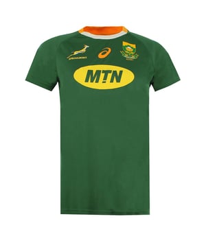 Asics Springboks Sudáfrica Rugby Camiseta de manga corta para mujeres, una prenda deportiva y elegante diseñada para celebrar el equipo de rugby sudafricano. Meticulosamente elaborada con atención al detalle, esta camiseta es perfecta para los entusiastas de los rugby y los fanáticos que desean mostrar su apoyo a los Springboks.

La camiseta presenta un ajuste clásico y halagador, específicamente diseñado para mujeres. Las mangas cortas ofrecen un aspecto cómodo e informal, lo que lo hace adecuado tanto para actividades deportivas como para el uso diario. Ya sea que te diriges a un partido de rugby, entrenando en el gimnasio o simplemente mostrando el espíritu de tu equipo, esta camiseta es una elección fantástica.

Diseñada en colaboración con ASICS, una marca de ropa deportiva de renombre, esta camiseta representa la fusión perfecta de estilo y rendimiento. La tela de alta calidad garantiza la durabilidad y la comodidad, lo que lo hace adecuado para el uso duradero. El logotipo de ASICS se muestra prominentemente, simbolizando el compromiso de la marca con la calidad y la innovación.

El logotipo del equipo de rugby de Springboks de Sudáfrica aparece con orgullo en el frente, mostrando su lealtad al equipo. El emblema icónico representa la rica historia y el éxito de los Springboks, creando una conexión inmediata con otros entusiastas del rugby.

Eleve su colección de equipos de fanáticos de rugby con la camiseta de mujer de manga corta de Rugby Springboks Surics Sudáfrica. Abrace la combinación de estilo deportivo y espíritu de equipo, mostrando con orgullo su apoyo a los Springboks. Ya sea que estés animando al equipo de las gradas o simplemente mostrando tu amor por el rugby, esta camiseta te mantendrá elegante mientras celebra tu pasión por el juego.