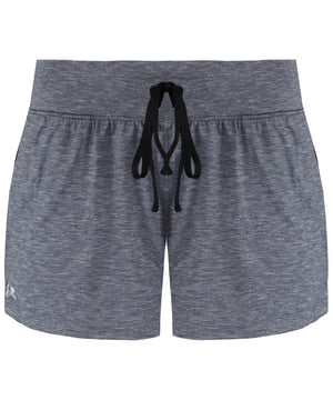 Diese Shorts wurden sorgfältig entworfen, um überragenden Komfort, Weichheit und Stil zu bieten und sind somit die ideale Wahl zum Faulenzen, Schlafen oder einfach zum Entspannen nach einem langen Tag. Die beruhigende graue Farbe verstärkt die ruhige und gemütliche Atmosphäre Ihrer Auszeit. Hauptmerkmale: Erholungsorientierter Stoff: Diese Shorts bestehen aus einem speziellen Erholungsstoff, der die Muskelregeneration unterstützt und erholsamen Schlaf fördert. Bequeme Passform: Die lockere Passform gewährleistet uneingeschränkte Bewegungsfreiheit, sodass Sie bequem faulenzen können, ohne sich eingeengt zu fühlen. Weich und gemütlich: Diese Shorts aus ultraweichen und gemütlichen Materialien bieten ein luxuriöses Gefühl auf Ihrer Haut. Elastischer Bund: Der elastische Bund mit Kordelzug ermöglicht es Ihnen, die Passform nach Ihren Wünschen anzupassen und sorgt für ein sicheres und dennoch bequemes Tragegefühl. Vielseitige Länge: Mit einer vielseitigen Länge bieten diese Shorts dezente Abdeckung und ermöglichen gleichzeitig freie Bewegung beim Schlafen oder Entspannen. Dezentes Branding: Das Branding von Under Armour ist minimal gehalten, um einen klaren und dezenten Look zu wahren. Atmungsaktiv: Das atmungsaktive Gewebe fördert die Luftzirkulation und hält Sie beim Schlafen oder Faulenzen kühl und komfortabel. Langlebige Konstruktion: Under Armour ist bekannt für die Herstellung langlebiger und hochwertiger Produkte. Diese Shorts halten regelmäßigem Tragen und Waschen stand. Die grauen Under Armour Recover Sleep Damen-Shorts sind die perfekte Ergänzung für Ihre Loungewear-Kollektion. Sie wurden entwickelt, um Ihnen beim Erholen und Entspannen zu helfen und bieten den Komfort und Stil, den Sie für erholsamen Schlaf und Auszeiten brauchen. Ob Sie einen entspannten Wochenendmorgen genießen oder nach einem anstrengenden Tag ausklingen lassen – diese Shorts sind die perfekte Wahl für Komfort und Entspannung.