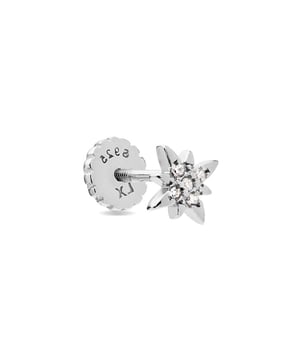 Piercing Waruan Sterling Zilver 925 en Briljant Zirkonia gerhodineerd. Sieraden met overdreven ontwerpen waar de gravure. Kettingen, hangers en armbanden zijn de hoofdrolspelers. Delicate ontwerpen geven naam aan onze ENGRAVING lijn. Zorgvuldig vervaardigde en met de hand gepolijste sieraden die perfecte vormen creëren, gerhodineerd met geel goud en 18 karaat roségoud op 925 sterling zilver. Net als in de jaren 60 wordt alles opnieuw gemixt voor een nieuwe hit voor de beatgeneratie die de beste mix is van New Yorkse gezelligheid en vrouwelijke sensualiteit. Design met persoonlijkheid dicteert kleur en moeder natuur: de vereniging van verschillende materialen en een voortreffelijke rangschikking van de onderdelen maakt deze sieradenlijn uniek en definieert de meest Britse kant van het it-girl: relativiteit is (IN)inherent aan kleur.