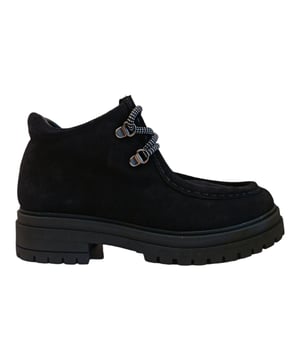 Zapato con detalle de costuras en el empeine y cierre de cordones. Cuenta con una cómoda suela y una planta antideslizante.