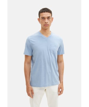 Dieses T-Shirt von Tom Tailor ist ein lässiges und vielseitiges Stück für Männer. Es hat einen modischen V-Ausschnitt, eine praktische Brusttasche und einen coolen, verwaschenen Look. Das T-Shirt ist aus hochwertigen Materialien gefertigt, die einen hohen Tragekomfort garantieren. Es hat einen Regular-Fit-Schnitt, der eine normale Passform bietet und sich jeder Körperform anpasst. Die kurzen Ärmel machen es ideal für warme Tage oder als Unterhemd. Ob zu Jeans, Shorts oder Chinos, dieses T-Shirt passt zu jedem Outfit und Stil.