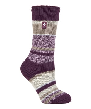 Mantén los pies calientes y calentitos con estos calcetines Twist para mujer de Heat Holders. Envuelve tus pies en estos mullidos calcetines forrados de vellón térmico que podrás llevar todos los días, tanto si trabajas en casa como en la oficina. Estos calcetines no sólo tienen un alto valor tog de 2,3, sino que también se ha demostrado científicamente que son los calcetines más cálidos disponibles, ya que se han creado con tecnología de punto PATENTADA en el Reino Unido. Fabricados con el hilo oficial Heat Holders, este hilo térmico de diseño japonés proporciona un aislamiento de alto rendimiento contra el frío, con una capacidad de transpiración y una suavidad superiores. También se han tejido con un pelo acolchado de bucles largos PATENTADO en el Reino Unido para mantener el aire caliente cerca de la piel. Para un confort diario, el proceso de cepillado experto de Heat Holders maximiza la cantidad de aire caliente retenido en el interior de cada calcetín para una calidez insuperable. Protege tus pies del frío con estos gruesos calcetines térmicos retorcidos para mujer. Disponibles en una amplia gama de colores y diseños, ¡hay un estilo para las necesidades de moda de cada mujer! El vibrante colorido de estos calcetines hará sonreír a cualquier mujer, ya sea para regalárselos a un ser querido o a ti misma. Elige entre los colores baya, rosa, negro, morado, azul marino y muchos más. Calienta esos dedos helados con estos calcetines térmicos esponjosos y bonitos. Estos calcetines están disponibles en las tallas para mujer 4-8 UK, 37-42 EU, 5-9 US.