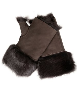 Cálidos, elegantes y chic, estos mitones sin dedos de piel de oveja toscana son perfectos para cuando bajan las temperaturas. Fabricados con la piel de oveja toscana de mayor calidad, estos mitones sin dedos reversibles te ayudarán a mantener las manos abrigadas sin resultar poco prácticos ni afectar a tu destreza. Perfectos para cuando necesites usar tu teléfono mientras viajas, estos mitones de piel de oveja son el accesorio imprescindible de este invierno. Fabricados en el Reino Unido, disponibles en 11 colores